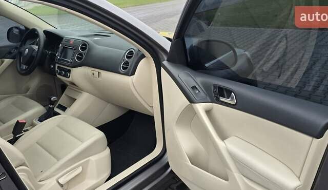 Сірий Фольксваген Тігуан, об'ємом двигуна 2 л та пробігом 191 тис. км за 9200 $, фото 19 на Automoto.ua