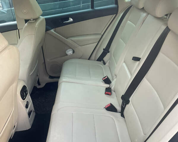 Серый Фольксваген Тигуан, объемом двигателя 2 л и пробегом 280 тыс. км за 10000 $, фото 13 на Automoto.ua