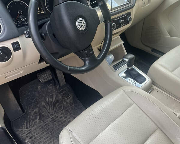 Серый Фольксваген Тигуан, объемом двигателя 2 л и пробегом 280 тыс. км за 10000 $, фото 11 на Automoto.ua