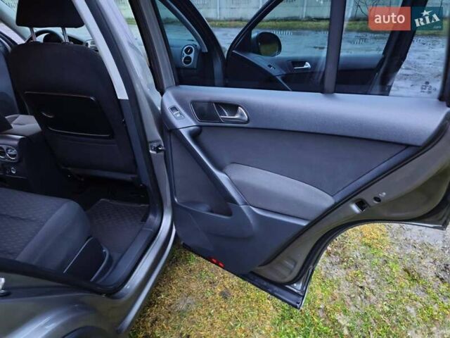 Сірий Фольксваген Тігуан, об'ємом двигуна 2 л та пробігом 115 тис. км за 11200 $, фото 24 на Automoto.ua