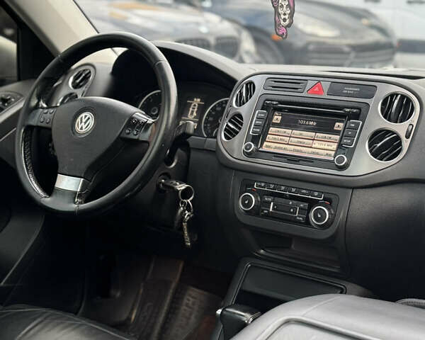 Серый Фольксваген Тигуан, объемом двигателя 2 л и пробегом 225 тыс. км за 11500 $, фото 65 на Automoto.ua