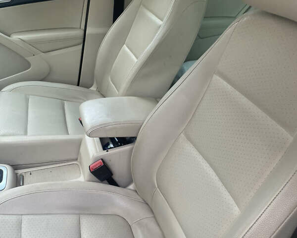 Серый Фольксваген Тигуан, объемом двигателя 2 л и пробегом 280 тыс. км за 10000 $, фото 12 на Automoto.ua