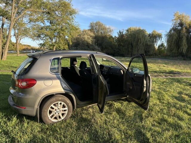 Сірий Фольксваген Тігуан, об'ємом двигуна 2 л та пробігом 203 тис. км за 10800 $, фото 6 на Automoto.ua