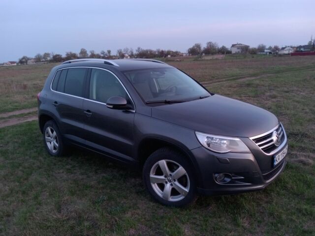 Серый Фольксваген Тигуан, объемом двигателя 2 л и пробегом 243 тыс. км за 9999 $, фото 2 на Automoto.ua