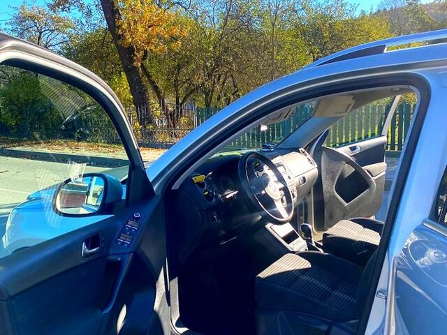 Серый Фольксваген Тигуан, объемом двигателя 2 л и пробегом 300 тыс. км за 12200 $, фото 1 на Automoto.ua