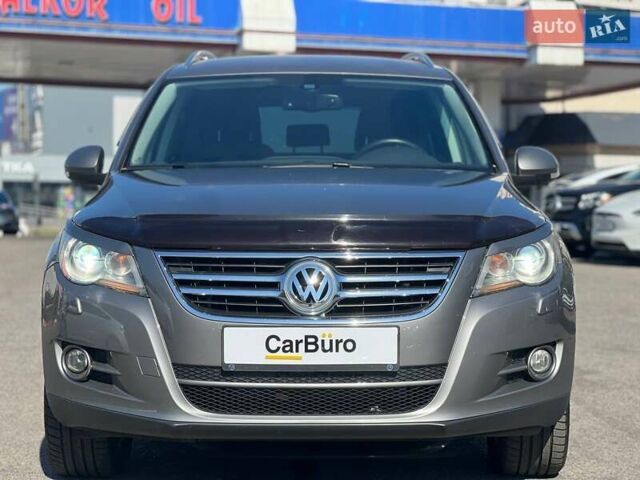 Серый Фольксваген Тигуан, объемом двигателя 2 л и пробегом 201 тыс. км за 11400 $, фото 4 на Automoto.ua