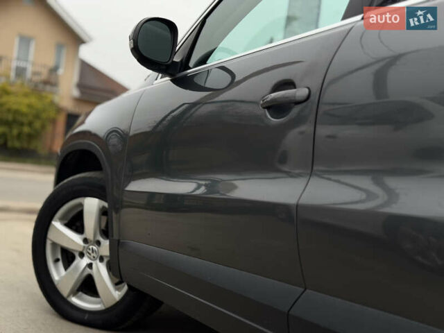 Серый Фольксваген Тигуан, объемом двигателя 2 л и пробегом 285 тыс. км за 10999 $, фото 13 на Automoto.ua