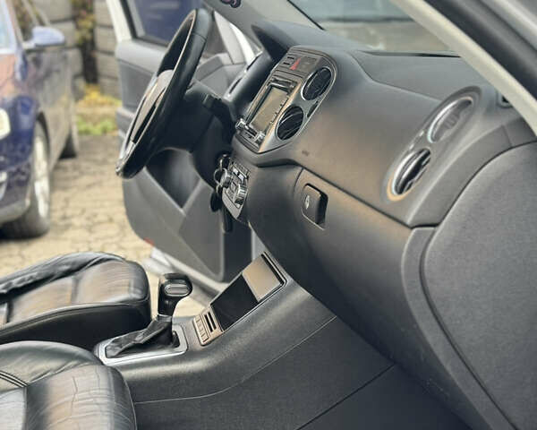 Серый Фольксваген Тигуан, объемом двигателя 2 л и пробегом 225 тыс. км за 11500 $, фото 63 на Automoto.ua