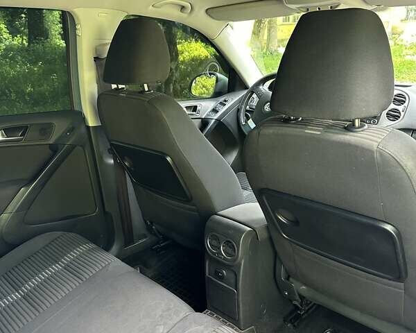 Сірий Фольксваген Тігуан, об'ємом двигуна 2 л та пробігом 268 тис. км за 11600 $, фото 31 на Automoto.ua