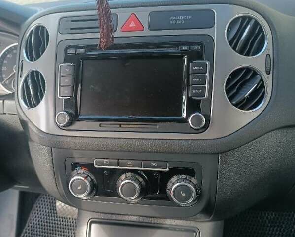 Серый Фольксваген Тигуан, объемом двигателя 1.98 л и пробегом 214 тыс. км за 8600 $, фото 7 на Automoto.ua