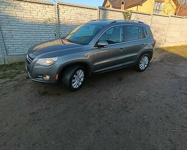 Сірий Фольксваген Тігуан, об'ємом двигуна 2 л та пробігом 288 тис. км за 9000 $, фото 1 на Automoto.ua