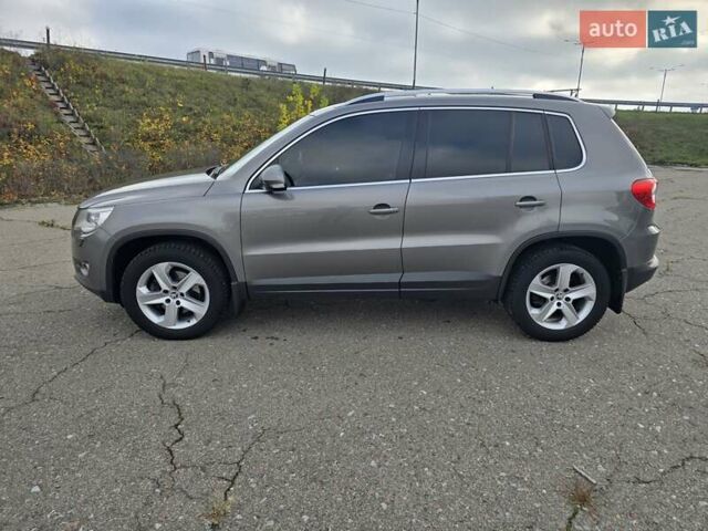 Серый Фольксваген Тигуан, объемом двигателя 2 л и пробегом 186 тыс. км за 14500 $, фото 3 на Automoto.ua