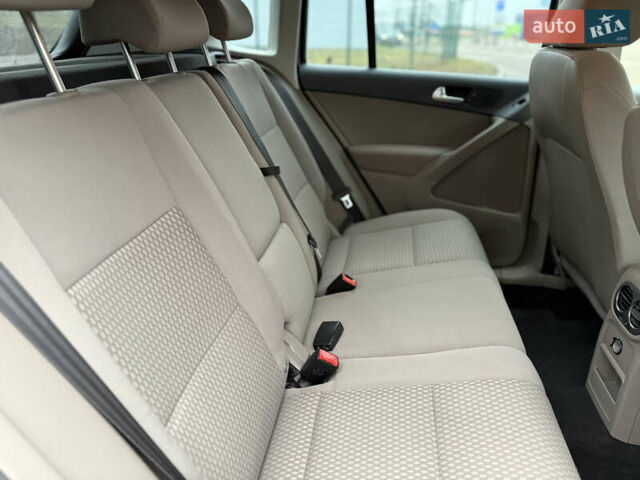 Сірий Фольксваген Тігуан, об'ємом двигуна 2 л та пробігом 243 тис. км за 9900 $, фото 11 на Automoto.ua
