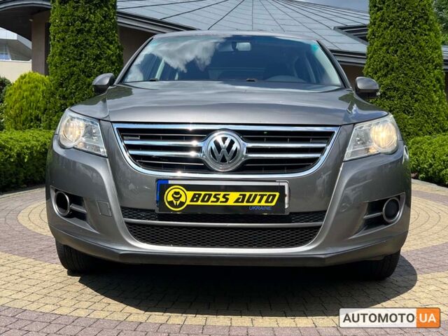 Сірий Фольксваген Тігуан, об'ємом двигуна 2 л та пробігом 265 тис. км за 10500 $, фото 1 на Automoto.ua