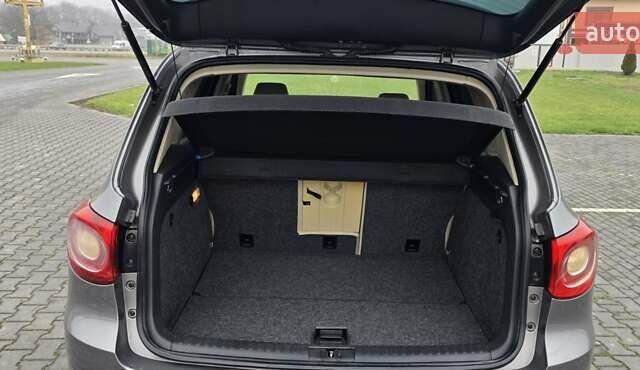 Сірий Фольксваген Тігуан, об'ємом двигуна 2 л та пробігом 191 тис. км за 9200 $, фото 23 на Automoto.ua