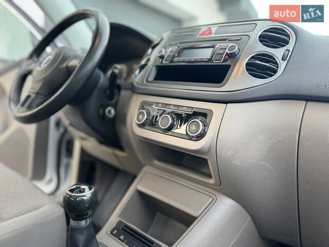 Сірий Фольксваген Тігуан, об'ємом двигуна 2 л та пробігом 157 тис. км за 9900 $, фото 34 на Automoto.ua