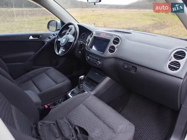 Сірий Фольксваген Тігуан, об'ємом двигуна 2 л та пробігом 194 тис. км за 10800 $, фото 12 на Automoto.ua