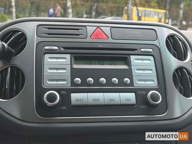 Сірий Фольксваген Тігуан, об'ємом двигуна 2 л та пробігом 265 тис. км за 10500 $, фото 14 на Automoto.ua