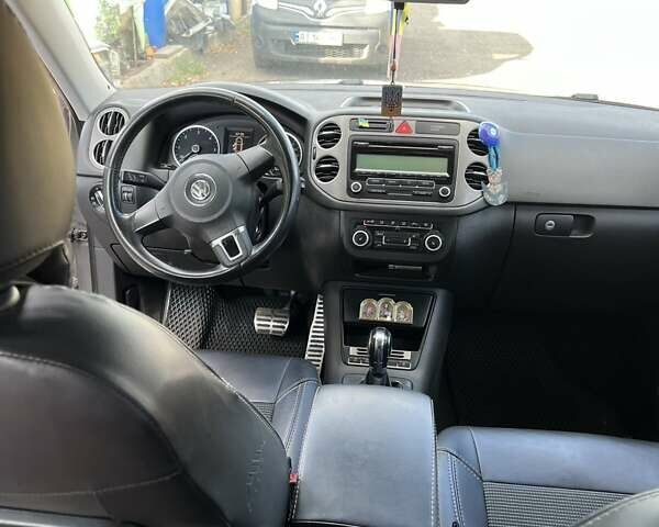 Серый Фольксваген Тигуан, объемом двигателя 1.97 л и пробегом 179 тыс. км за 12600 $, фото 2 на Automoto.ua