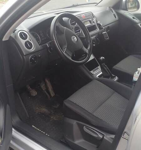 Сірий Фольксваген Тігуан, об'ємом двигуна 2 л та пробігом 250 тис. км за 10800 $, фото 17 на Automoto.ua