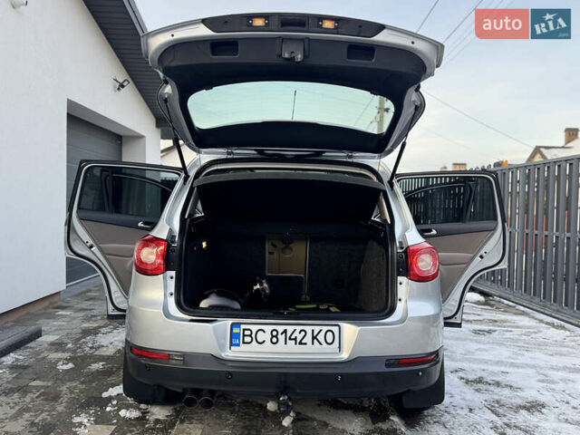 Сірий Фольксваген Тігуан, об'ємом двигуна 2 л та пробігом 157 тис. км за 9900 $, фото 41 на Automoto.ua