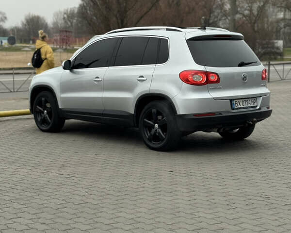 Серый Фольксваген Тигуан, объемом двигателя 2 л и пробегом 225 тыс. км за 11500 $, фото 82 на Automoto.ua