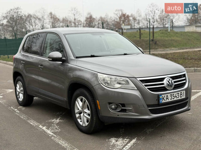 Сірий Фольксваген Тігуан, об'ємом двигуна 2 л та пробігом 243 тис. км за 9900 $, фото 2 на Automoto.ua