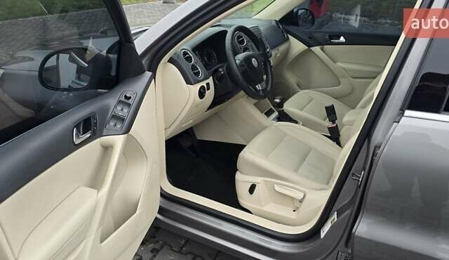 Сірий Фольксваген Тігуан, об'ємом двигуна 2 л та пробігом 191 тис. км за 9200 $, фото 25 на Automoto.ua