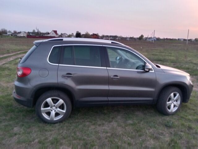 Серый Фольксваген Тигуан, объемом двигателя 2 л и пробегом 243 тыс. км за 9999 $, фото 5 на Automoto.ua