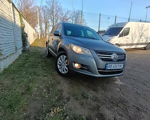 Сірий Фольксваген Тігуан, об'ємом двигуна 2 л та пробігом 288 тис. км за 9000 $, фото 2 на Automoto.ua