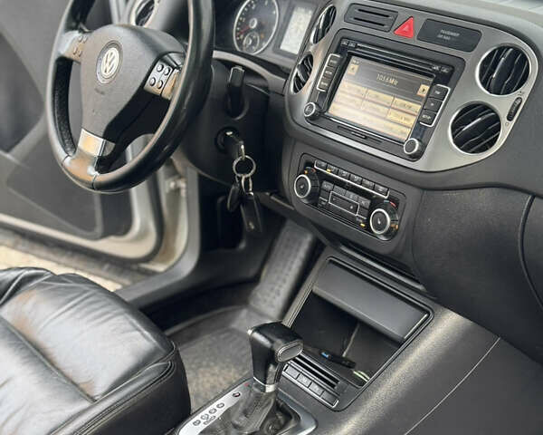 Серый Фольксваген Тигуан, объемом двигателя 2 л и пробегом 225 тыс. км за 11500 $, фото 52 на Automoto.ua