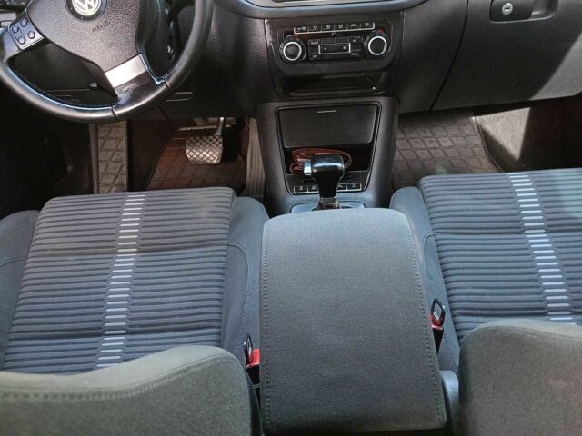 Серый Фольксваген Тигуан, объемом двигателя 2 л и пробегом 252 тыс. км за 11700 $, фото 3 на Automoto.ua