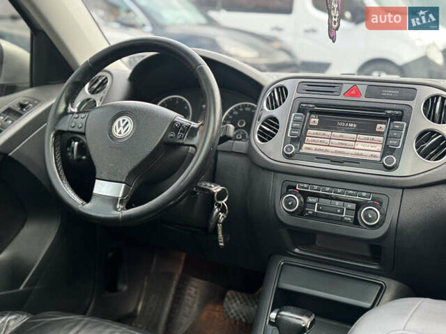 Серый Фольксваген Тигуан, объемом двигателя 2 л и пробегом 225 тыс. км за 11500 $, фото 66 на Automoto.ua