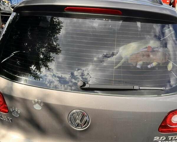 Серый Фольксваген Тигуан, объемом двигателя 1.97 л и пробегом 179 тыс. км за 12600 $, фото 4 на Automoto.ua