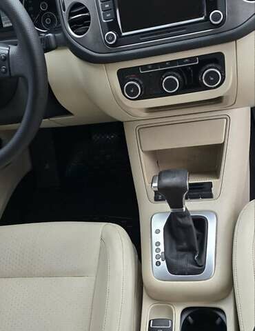 Сірий Фольксваген Тігуан, об'ємом двигуна 2 л та пробігом 191 тис. км за 9200 $, фото 17 на Automoto.ua