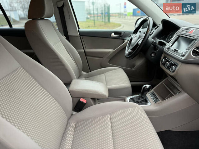 Сірий Фольксваген Тігуан, об'ємом двигуна 2 л та пробігом 243 тис. км за 9900 $, фото 10 на Automoto.ua