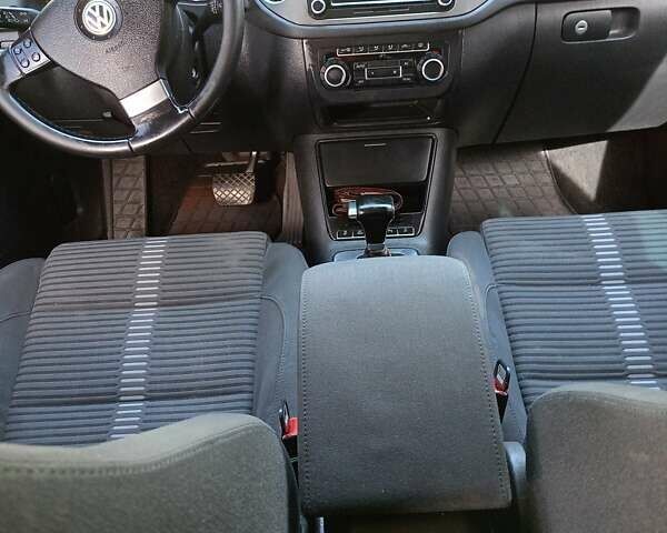 Сірий Фольксваген Тігуан, об'ємом двигуна 2 л та пробігом 345 тис. км за 10800 $, фото 6 на Automoto.ua