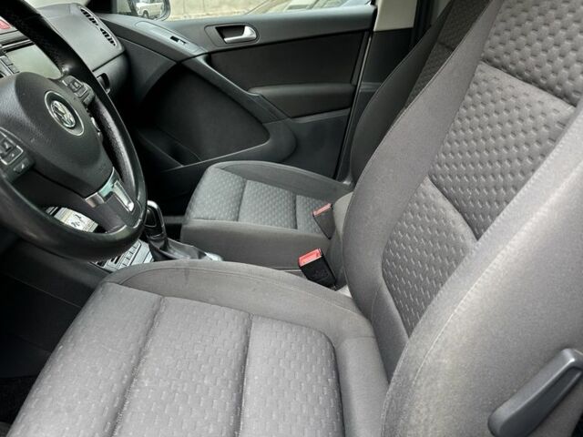 Серый Фольксваген Тигуан, объемом двигателя 2 л и пробегом 132 тыс. км за 10900 $, фото 13 на Automoto.ua