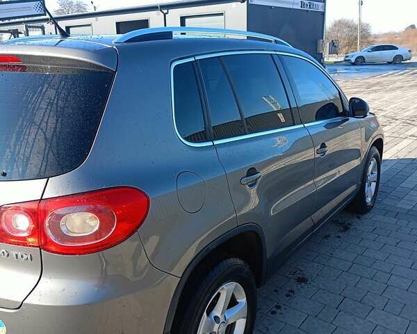 Сірий Фольксваген Тігуан, об'ємом двигуна 2 л та пробігом 345 тис. км за 10800 $, фото 3 на Automoto.ua