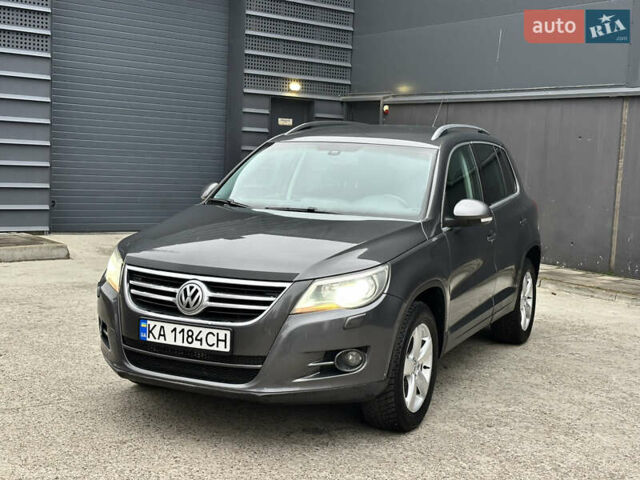 Сірий Фольксваген Тігуан, об'ємом двигуна 1.97 л та пробігом 285 тис. км за 10800 $, фото 2 на Automoto.ua