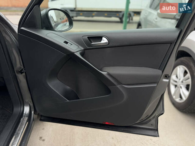 Серый Фольксваген Тигуан, объемом двигателя 2 л и пробегом 285 тыс. км за 10999 $, фото 31 на Automoto.ua