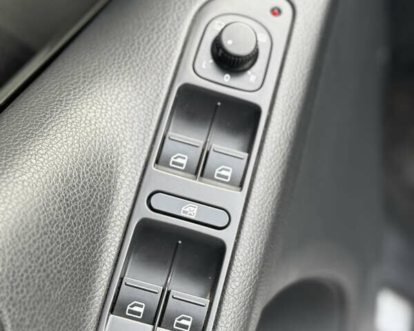 Серый Фольксваген Тигуан, объемом двигателя 2 л и пробегом 225 тыс. км за 11500 $, фото 56 на Automoto.ua