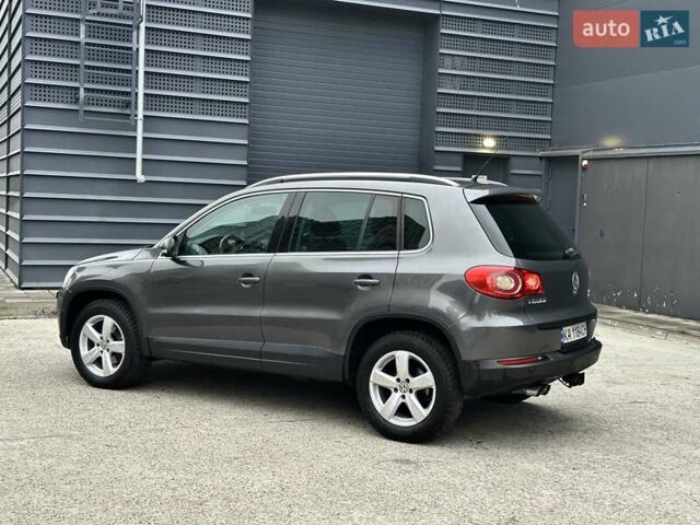 Серый Фольксваген Тигуан, объемом двигателя 2 л и пробегом 285 тыс. км за 10450 $, фото 2 на Automoto.ua