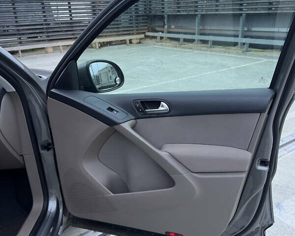 Серый Фольксваген Тигуан, объемом двигателя 1.98 л и пробегом 240 тыс. км за 11500 $, фото 20 на Automoto.ua