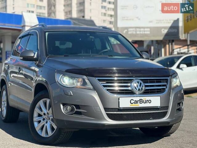 Серый Фольксваген Тигуан, объемом двигателя 2 л и пробегом 201 тыс. км за 11400 $, фото 1 на Automoto.ua