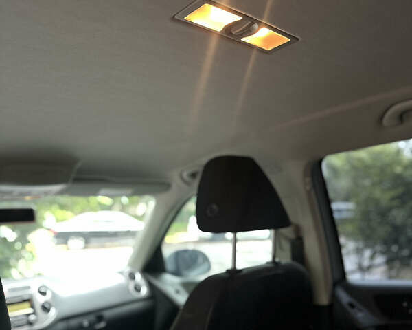 Серый Фольксваген Тигуан, объемом двигателя 1.98 л и пробегом 251 тыс. км за 9200 $, фото 51 на Automoto.ua