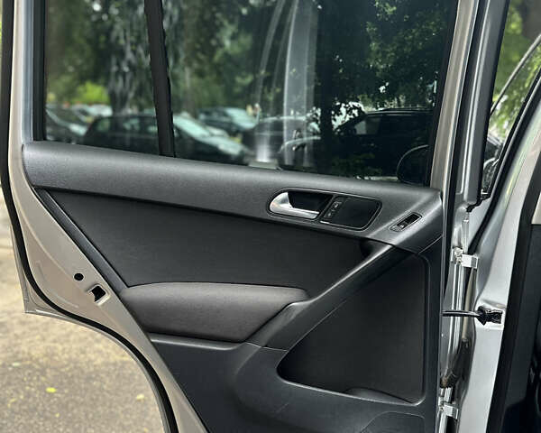 Серый Фольксваген Тигуан, объемом двигателя 1.98 л и пробегом 251 тыс. км за 9200 $, фото 47 на Automoto.ua