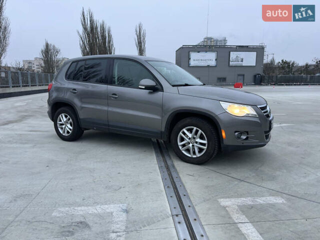Серый Фольксваген Тигуан, объемом двигателя 1.98 л и пробегом 240 тыс. км за 11500 $, фото 1 на Automoto.ua