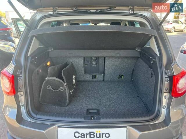 Серый Фольксваген Тигуан, объемом двигателя 2 л и пробегом 201 тыс. км за 11400 $, фото 18 на Automoto.ua