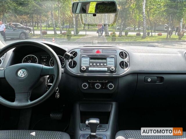 Сірий Фольксваген Тігуан, об'ємом двигуна 2 л та пробігом 265 тис. км за 10500 $, фото 10 на Automoto.ua
